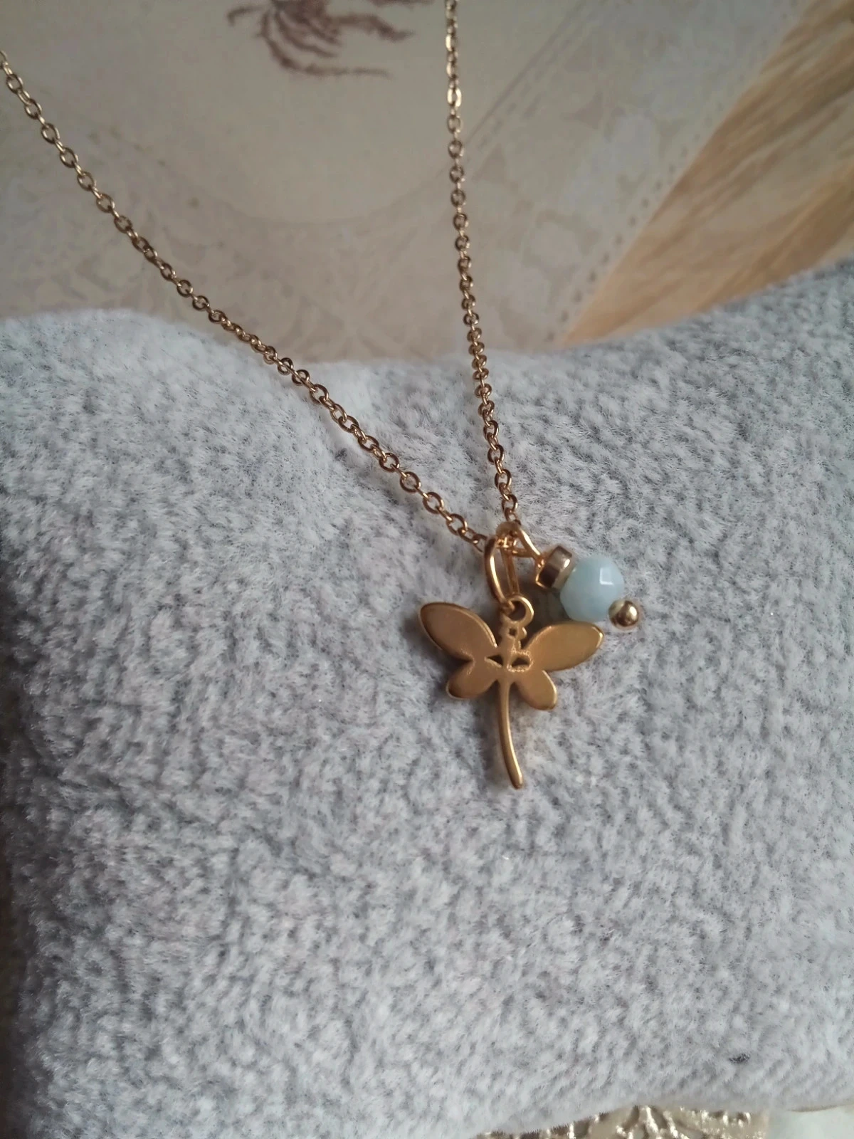 Collier libellule et pierre bleue